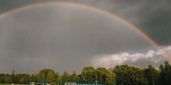 雨后天晴！切尔西官方晒图：科巴姆基地上空出现彩虹