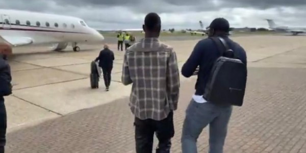 333体育|电竞-官方网站-记者晒杰克逊与经纪人登机视频：球员即将前往慕尼黑进行体检