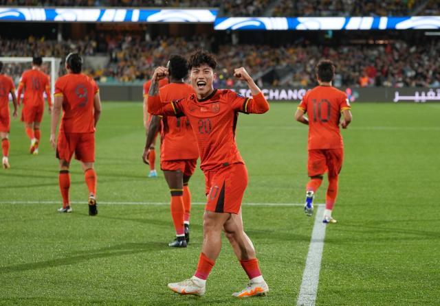 1728572685094037391.jpg (体育)(4)足球——世预赛:中国队对阵澳大利亚队XxjpseC007184_20241010_PEPFN0A001.jpg